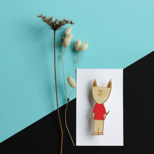 Broche chien en pull rouge