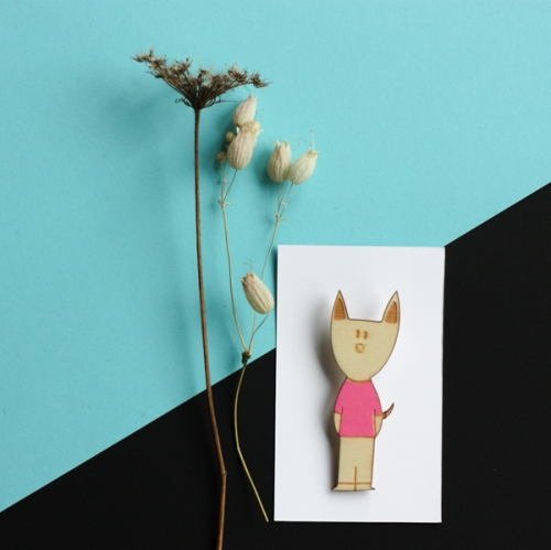 Broche chien en pull rose