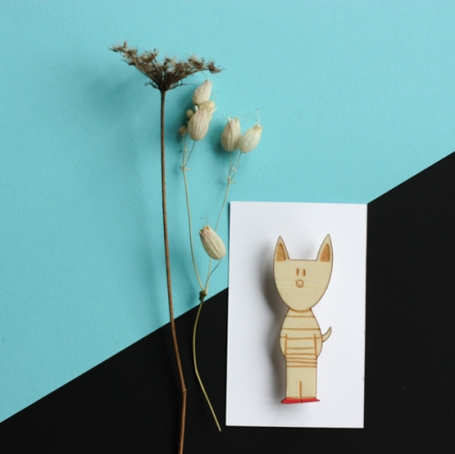 Broche chien en pull rayé